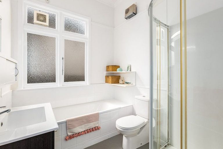 Photo of property in 107 Onepu Road, Lyall Bay, Wellington, 6022