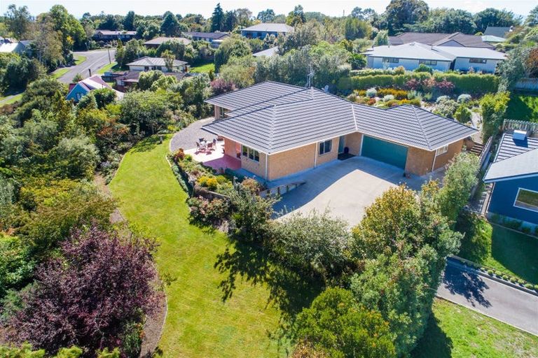 Photo of property in 24 La Lena Grove, Fitzherbert, Palmerston North, 4410
