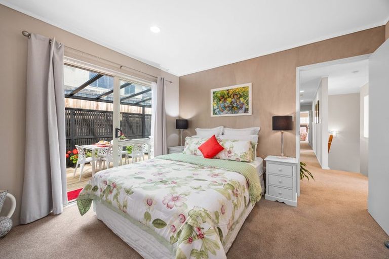 Photo of property in 6 Harbour Lights Close, West Harbour, Auckland, 0618