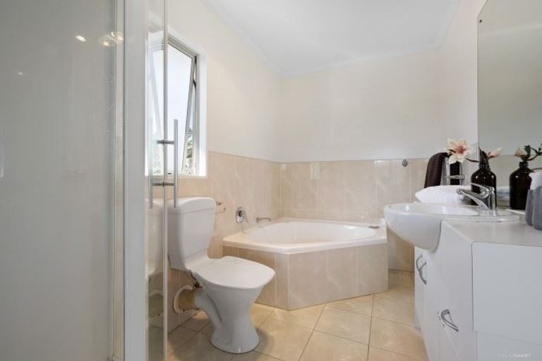 Photo of property in 3 Banshire Close, Flat Bush, Auckland, 2016