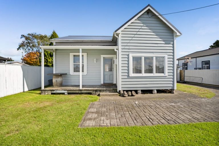 Photo of property in 16 Maire Street, Inglewood, 4330