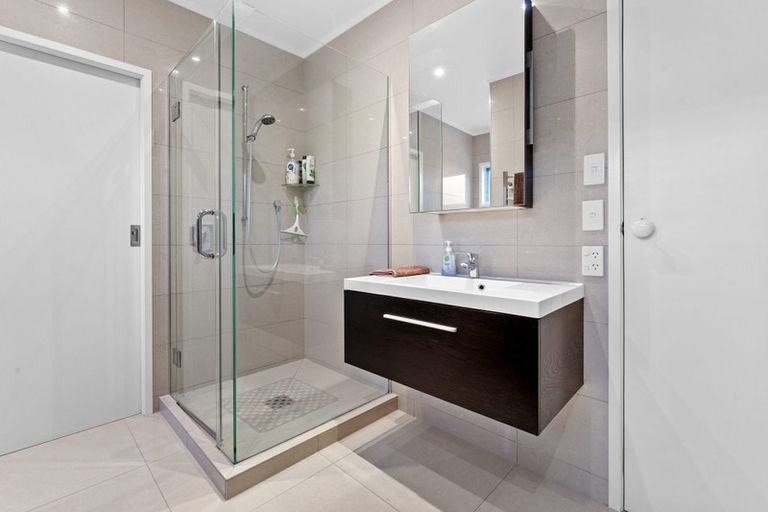 Photo of property in 16 Knightsbridge Drive, Forrest Hill, Auckland, 0620