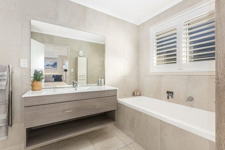 Photo of property in 86 Queen Charlotte Drive, Aotea, Porirua, 5024