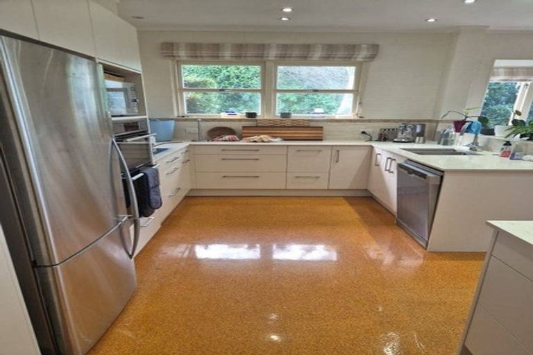 Photo of property in 547 Glenfield Road, Glenfield, Auckland, 0629