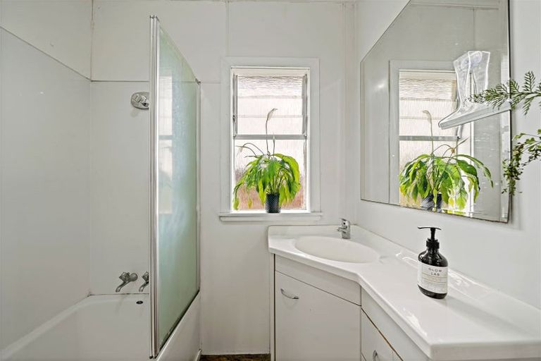 Photo of property in 91 Hutchinson Avenue, New Lynn, Auckland, 0600