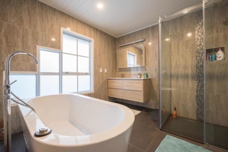 Photo of property in 10 Oakpark Place, West Harbour, Auckland, 0618