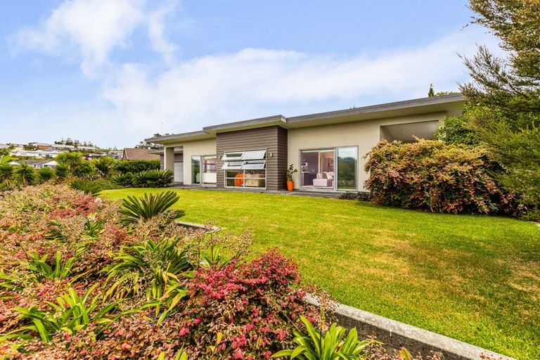 Photo of property in 1 Gavinike Place, Waimauku, 0812