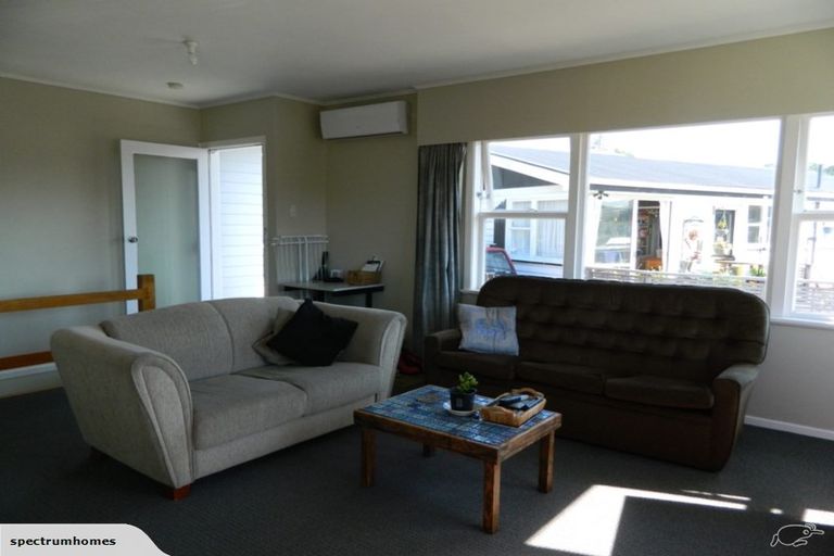 Photo of property in 3 Merritt Way, Newlands, Wellington, 6037