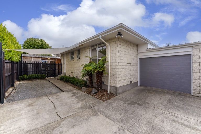 Photo of property in 2/17b Prestons Road, Redwood, Christchurch, 8051