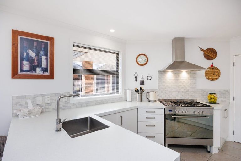 Photo of property in 18 Medallion Court, Kelvin Grove, Palmerston North, 4414