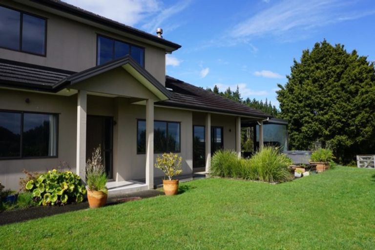 Photo of property in 14 Michael Bosher Way, Flat Bush, Auckland, 2019