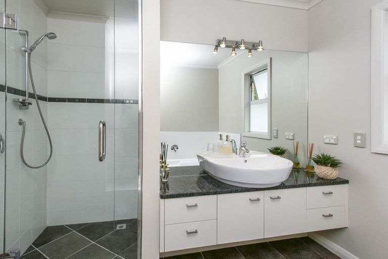 Photo of property in 1 Kingsgate Place, Dannemora, Auckland, 2016