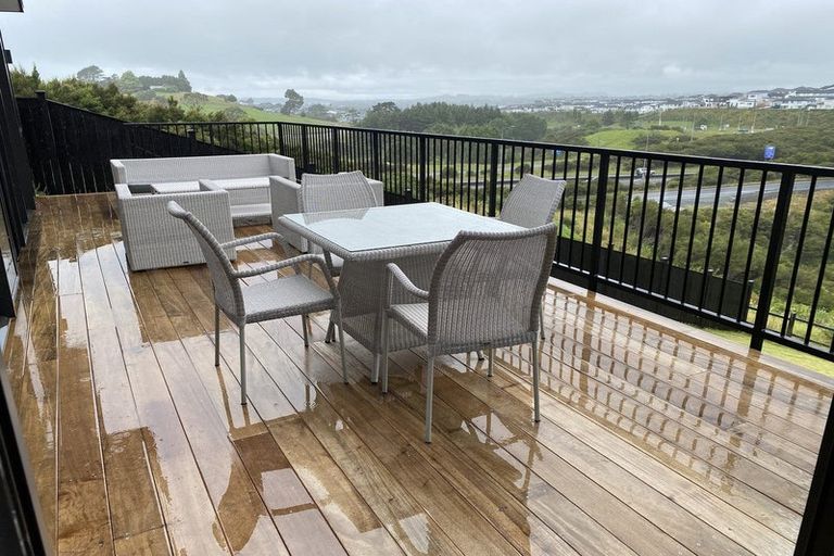 Photo of property in 40 Paparahi Place, Wainui, 0992