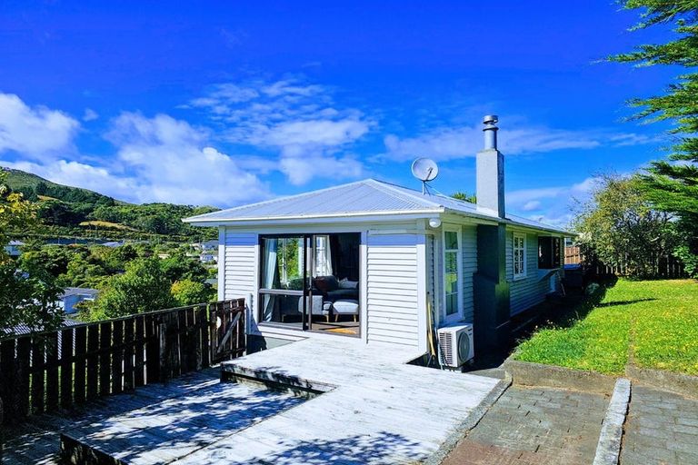 Photo of property in 9 Bell Street, Tawa, Wellington, 5028