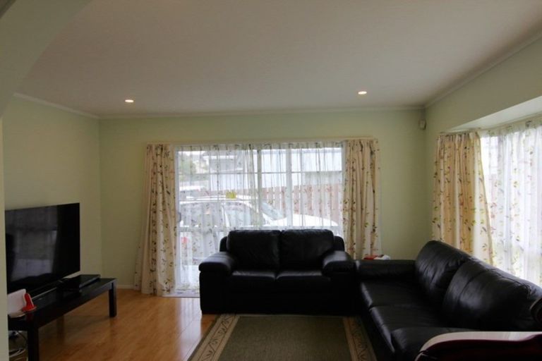 Photo of property in 2/10 Centorian Drive, Windsor Park, Auckland, 0632