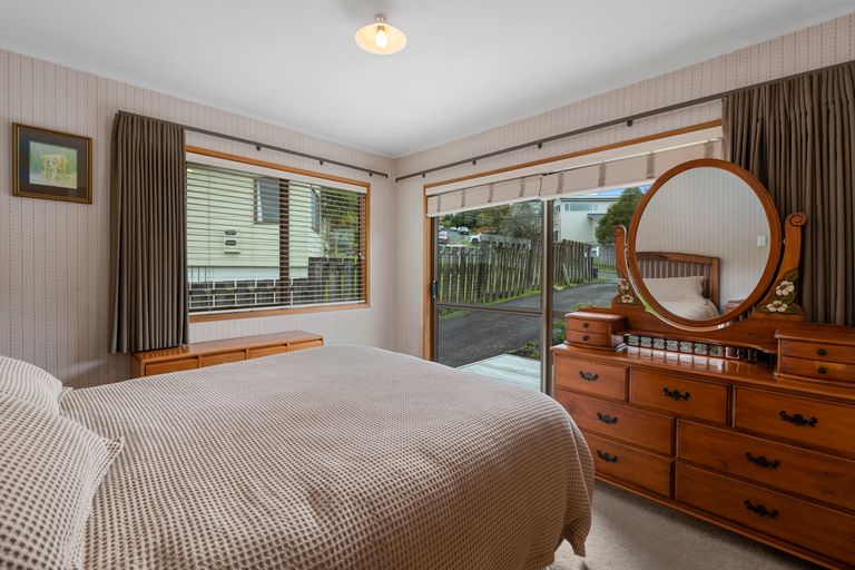 Photo of property in 24 Deverell Place, Northcross, Auckland, 0632