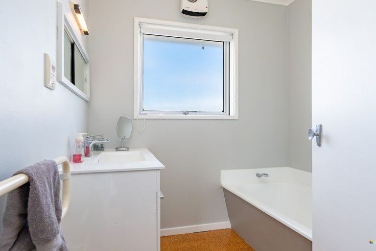 Photo of property in 5 Peach Tree Grove, Maungaraki, Lower Hutt, 5010