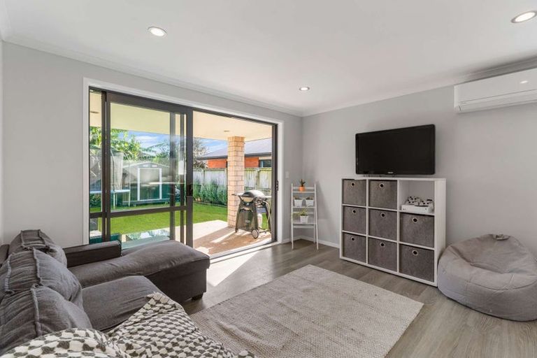 Photo of property in 44 Ripple Grove, Waiuku, 2123