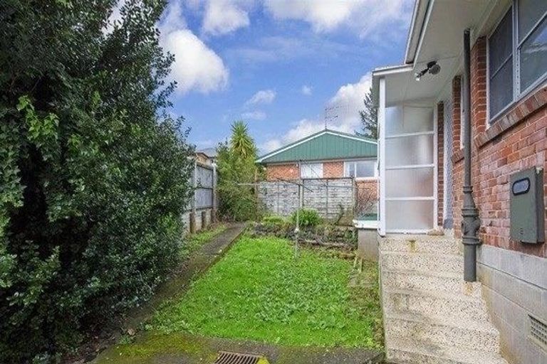 Photo of property in 2/44 Moore Street, Hillcrest, Auckland, 0627