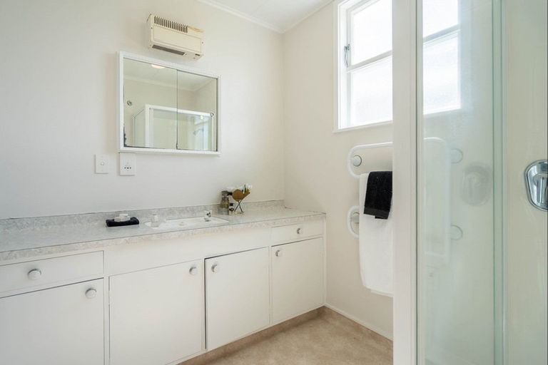 Photo of property in 2 Atua Street, Waikanae Beach, Waikanae, 5036