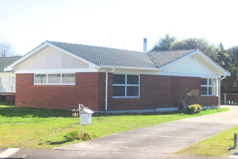 Photo of property in 16 Mccall Place, Opaheke, Papakura, 2113