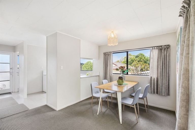 Photo of property in 2/11 Kupari Place, Totara Vale, Auckland, 0629