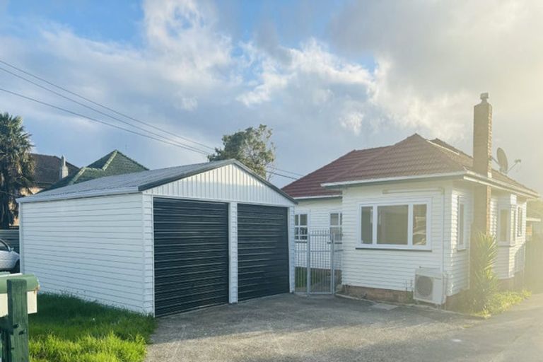 Photo of property in 33 Earlsworth Road, Mangere East, Auckland, 2024