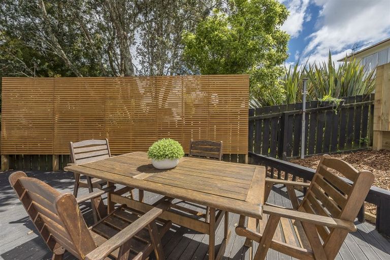Photo of property in 3/23 Luckens Road, West Harbour, Auckland, 0618