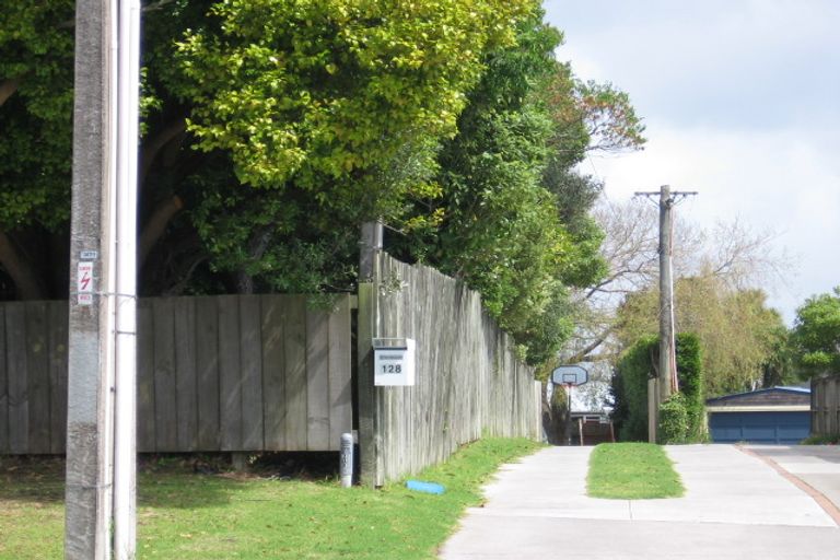 Photo of property in 128 East Coast Road, Forrest Hill, Auckland, 0620