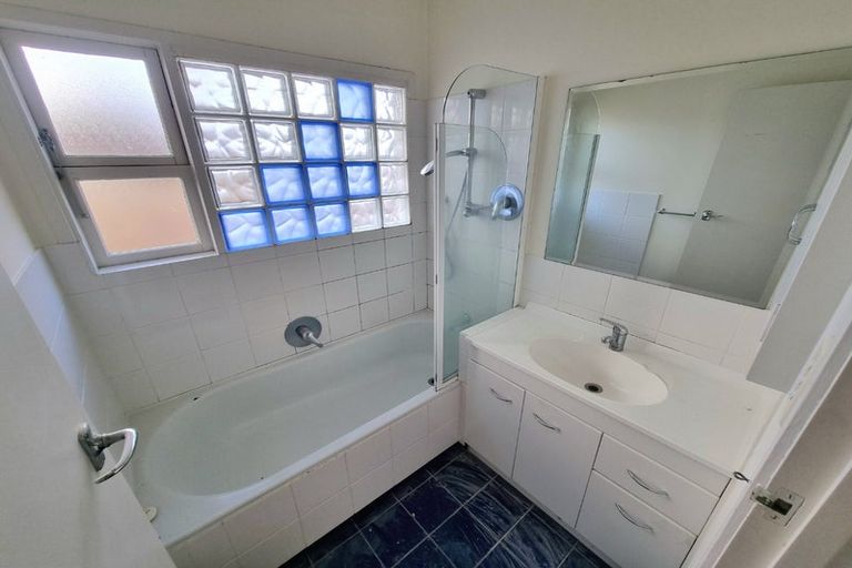 Photo of property in 1/6 Keldale Place, Forrest Hill, Auckland, 0620