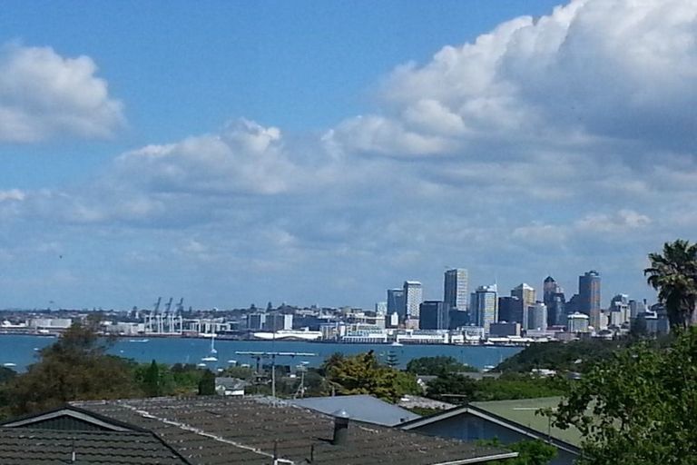 Photo of property in 1/50 Onewa Road, Northcote Point, Auckland, 0627