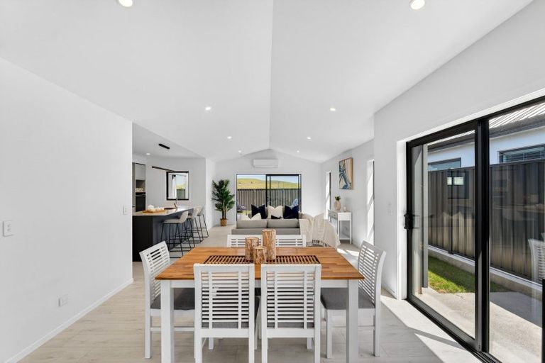 Photo of property in 14 Annie Aranui Drive, Poraiti, 4182