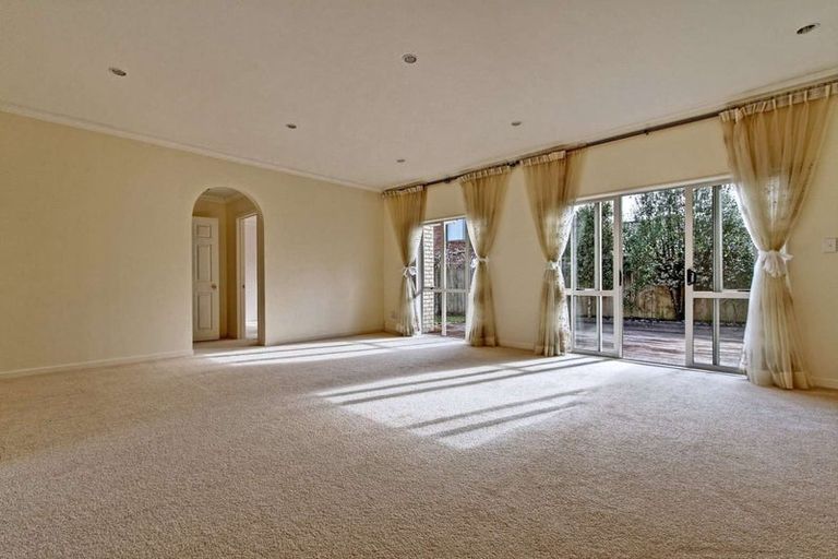 Photo of property in 12 Malin Place, Pinehill, Auckland, 0632