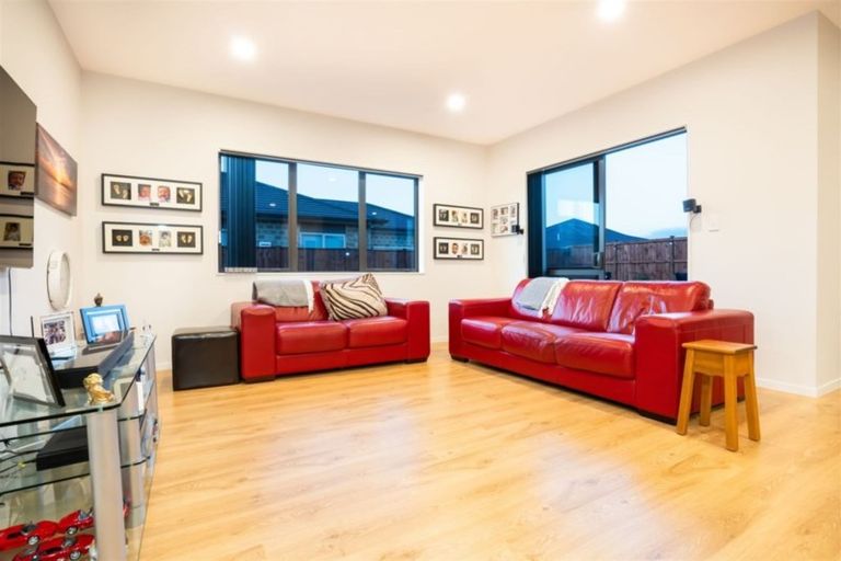 Photo of property in 16 Kauri Drive, Waiuku, 2123