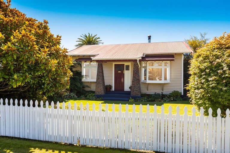 Photo of property in 57 Sandwich Road, Beckenham, Christchurch, 8023