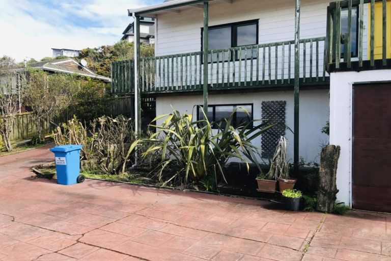 Photo of property in 17 Shastri Terrace, Khandallah, Wellington, 6035
