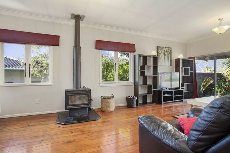 Photo of property in 17 Seabrook Avenue, New Lynn, Auckland, 0600