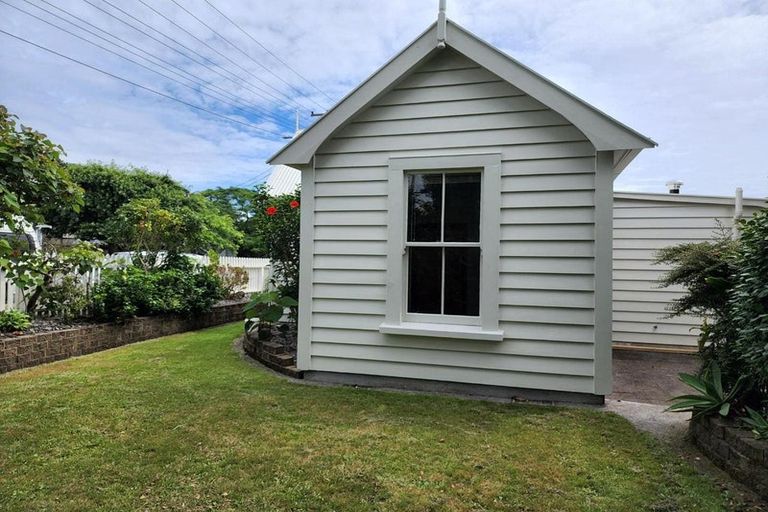 Photo of property in 49 Gilbert Street, New Plymouth, 4310
