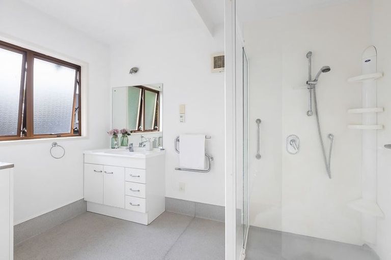 Photo of property in 1/807 East Coast Road, Northcross, Auckland, 0630