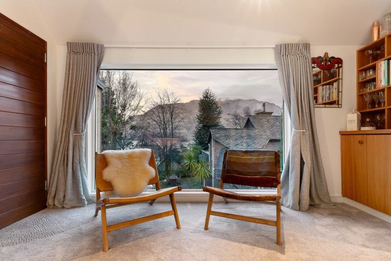 Photo of property in 32 Evergreen Place, Sunshine Bay, Queenstown, 9300