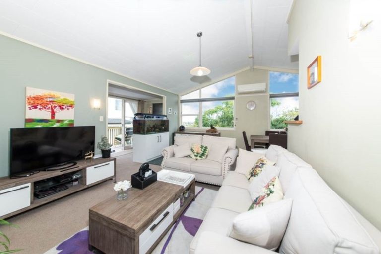Photo of property in 1/156 Carlisle Road, Northcross, Auckland, 0632