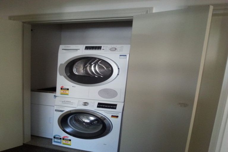 Photo of property in 7 Edge Hill, Mount Victoria, Wellington, 6011