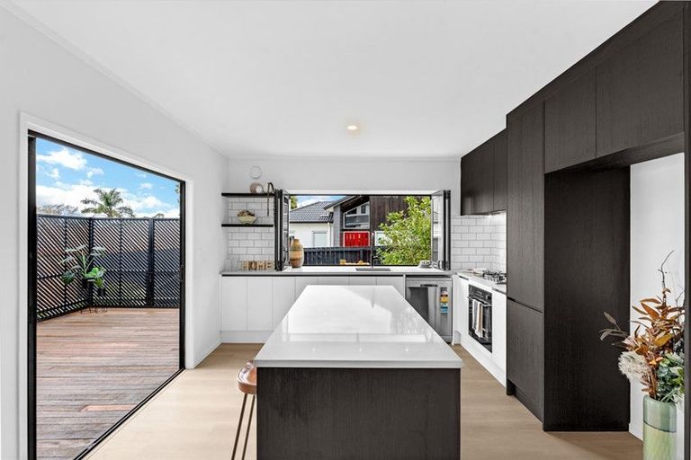 Photo of property in 12 Cleve Road, Green Bay, Auckland, 0604