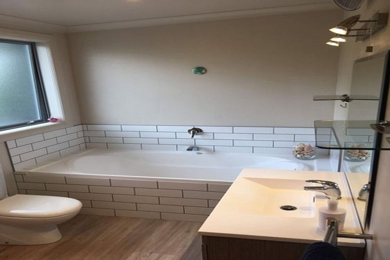 Photo of property in 6 Coburn Place, Lake Hayes, Queenstown, 9304