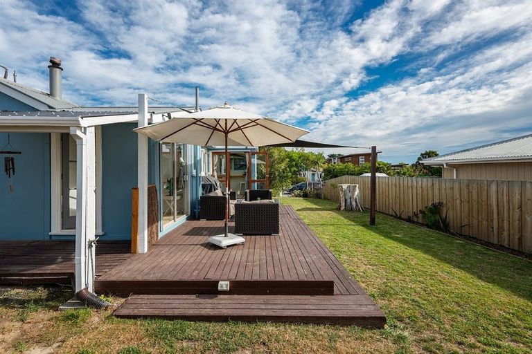 Photo of property in 10 Cross Street, Waikuku Beach, 7473