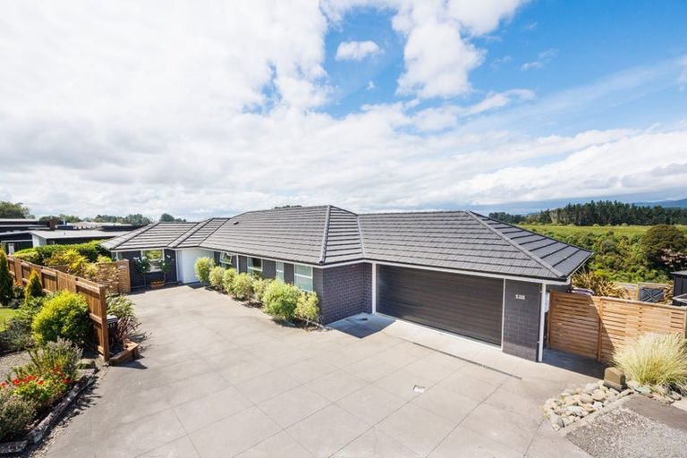 Photo of property in 132 Johnstone Drive, Fitzherbert, Palmerston North, 4410