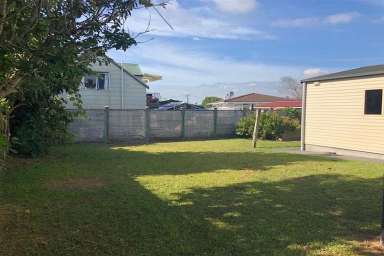 Photo of property in 25 Roberts Avenue, Bayswater, Auckland, 0622