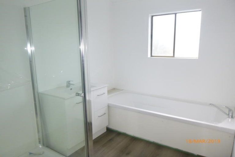 Photo of property in 8 St Catherine Crescent, West Harbour, Auckland, 0618