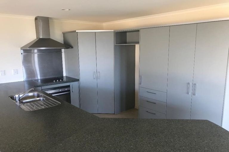 Photo of property in 52 Miles Crescent, Newlands, Wellington, 6037