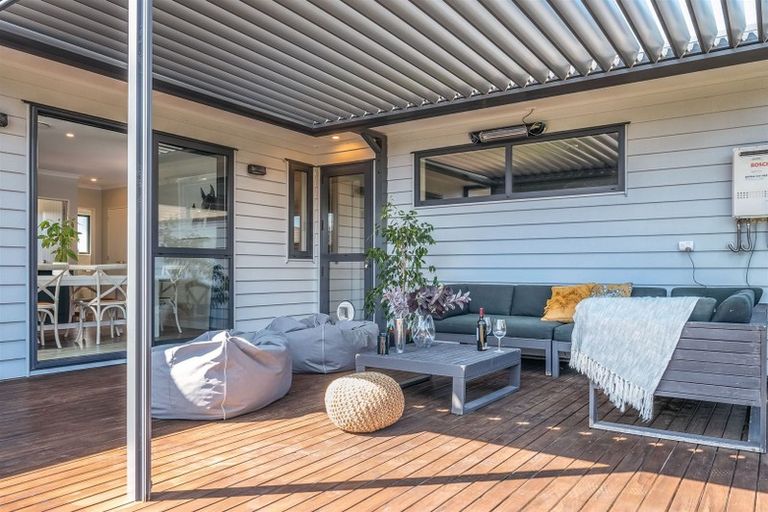 Photo of property in 2 Madden Avenue, Kumeu, 0810